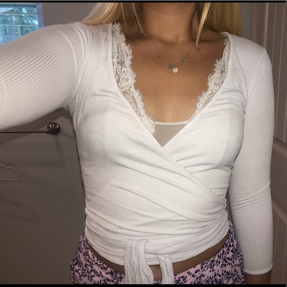 White 3/4 sleeve Fashion Top (size: small)